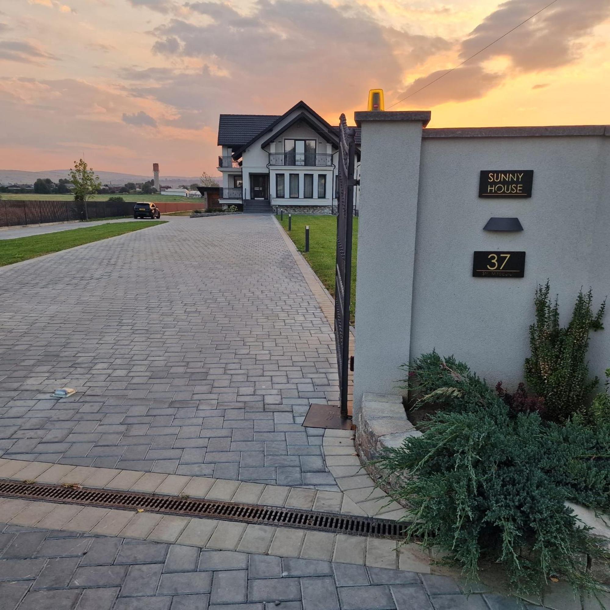 Sunny House Villa Suceava Buitenkant foto